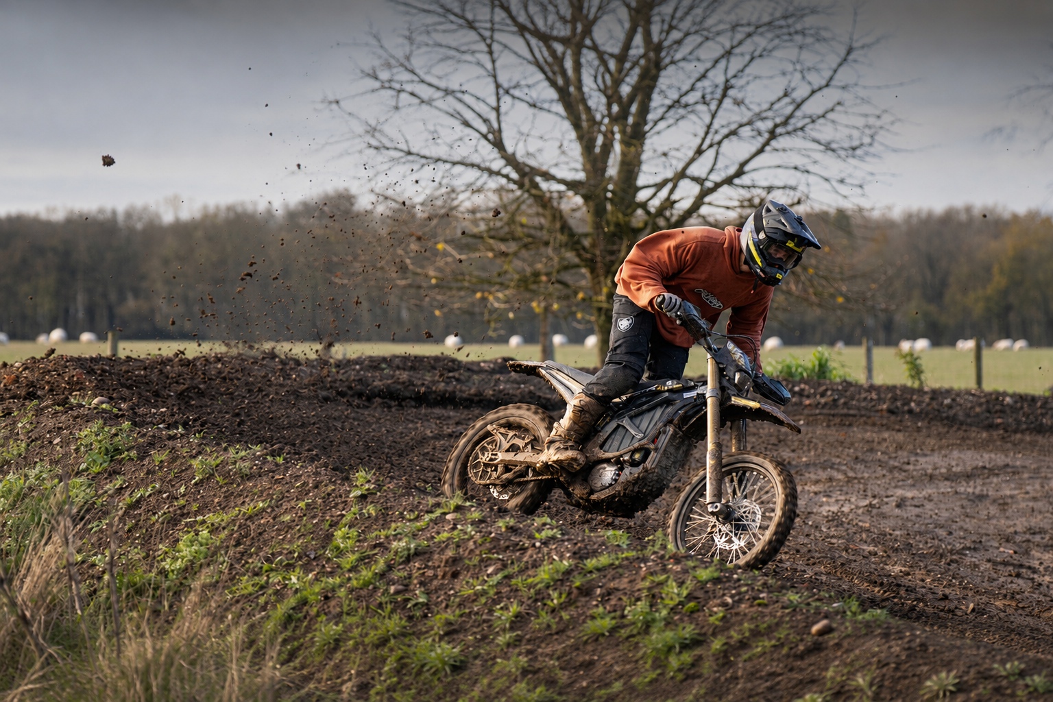 surron-ultra-bee-hp-offroad-action-clean